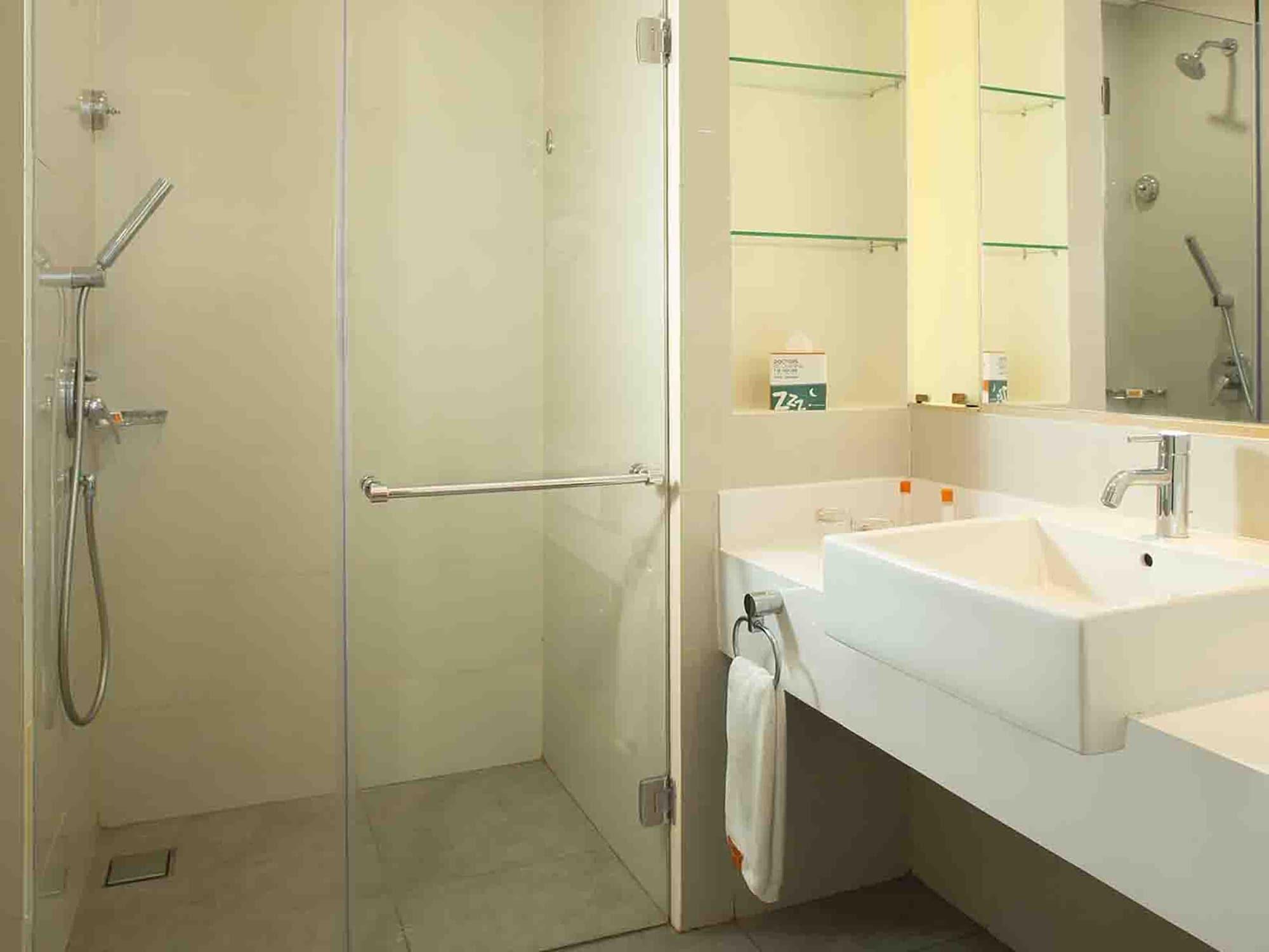 Harris Hotel Sentraland Semarang Exterior photo